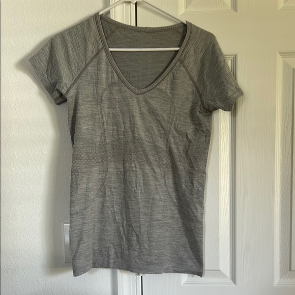 Lululemon Athletica Women’s Gray Swiftly Tech Short-Sleeve V-Neck Tee M - Picture 2 of 7
